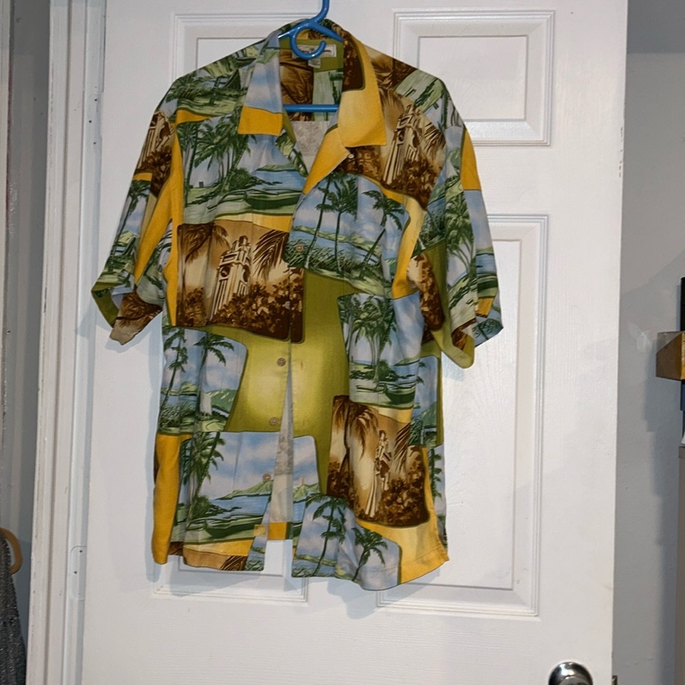Buy 1 get‎ 1 freeVintage Hawaii Hawaiian shirt.  Button up, pocket. 100 % silk